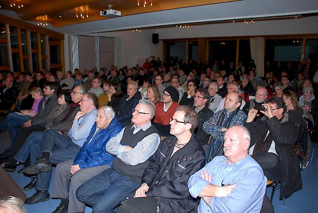 Blick in den vollbesetzten Saal des Gliser Pfarreiheims.