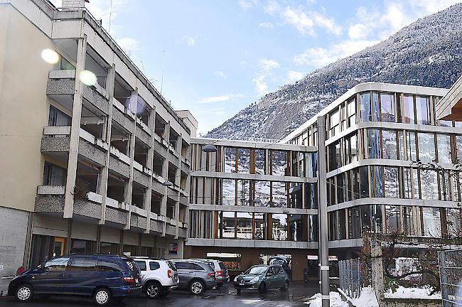 Der alte Trakt des Martinsheims in Visp soll durch einen Neubau ersetzt werden.