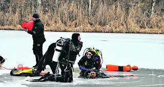 Einbruch. Bei Rettung und Bergung im Eis ist rasches Vorgehen gefragt: Taucher bei der &Uuml;bung im Lac du Mont d&rsquo;Orge bei Sitten.  