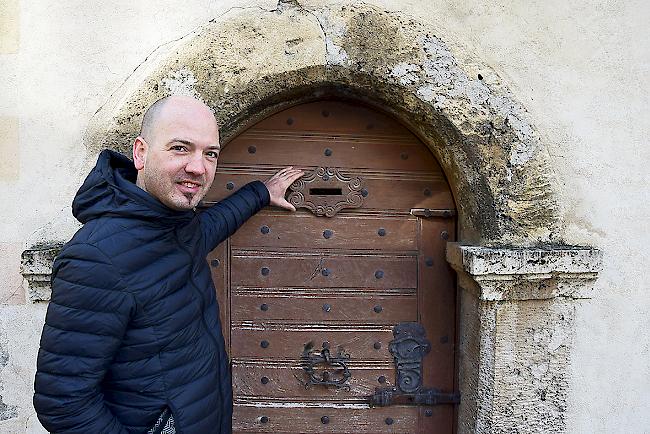 Klaus Troger und sein «ältester Briefkasten der Schweiz» aus der Zeit von Napoleon.