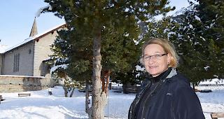 Vreny Bregy-Brigger in dem mit B&auml;umen &uuml;berwachsenen Pfarrgarten von Gr&auml;chen.