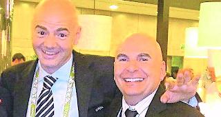 Einst und heute. Der heutige Fussballfunktion&auml;r Gianni Infantino und Coiffeur Daniel Nellen...