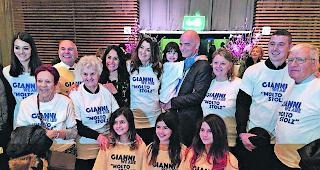 Molto stolz. Der neue FIFA-Pr&auml;sident Gianni Infantino mit seinen Nahestehenden gestern in Z&uuml;rich, so die beiden Schwestern (neben ihm) und Mama Maria (mittlere Reihe Zweite von links). 