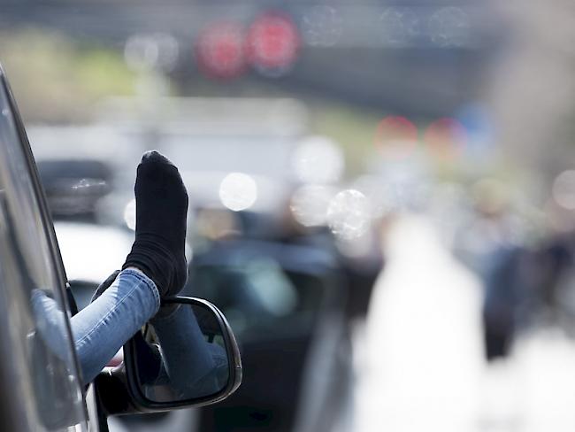 Die Urnen sind geschlossen. Nun beginnt das Warten auf die Abstimmungsresultate - unter anderem das Resultat der Abstimmung über die zweite Gotthard-Strassenröhre. (Symbolbild)