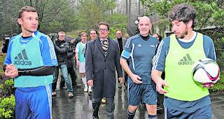 Der Einmarsch. Das FIFA-Team, mit Schewtschenko (links) und Coach Fabio Capello.  