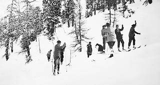 Suche. Eine Rettungskolonne aus Adelboden und Brig bei der Suche nach den vermissten Opfern.  