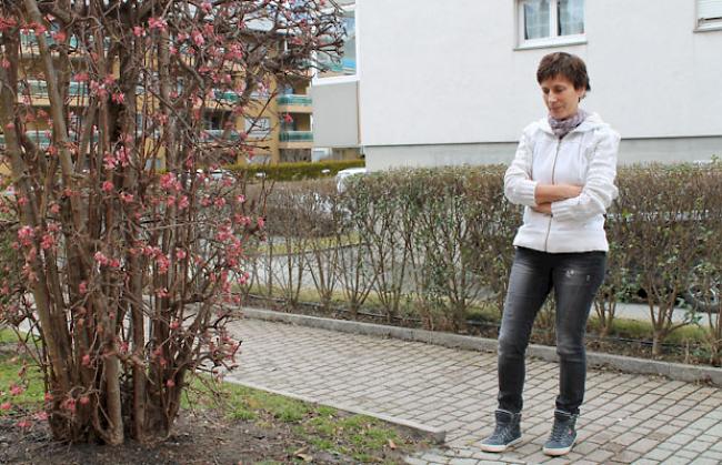 Besitzerin Daniela Schmid an derjenigen Stelle im Gliser Hengart-Quartier, an der «Joschi» vermutlich vergiftet wurde.