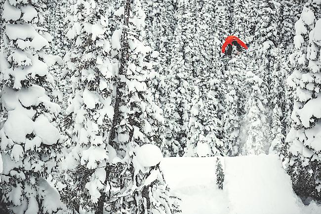 Neben vielen anderen fährt auch Snowboarder Levi Luggen mit "hä?wear".  