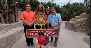 Giulia, 17, ist Sch&uuml;lerin am Kollegium und verbringt zur Zeit ein Austauschjahr in Ecuador, S&uuml;damerika: Giulia mit Gastfamilie und Enkel (rechts) und Freund der Familie (links) am &Auml;quator in Quito