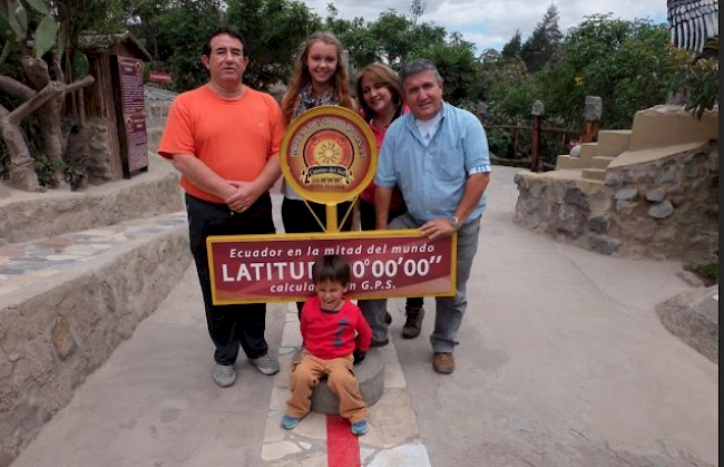 Giulia, 17, ist Schülerin am Kollegium und verbringt zur Zeit ein Austauschjahr in Ecuador, Südamerika: Giulia mit Gastfamilie und Enkel (rechts) und Freund der Familie (links) am Äquator in Quito