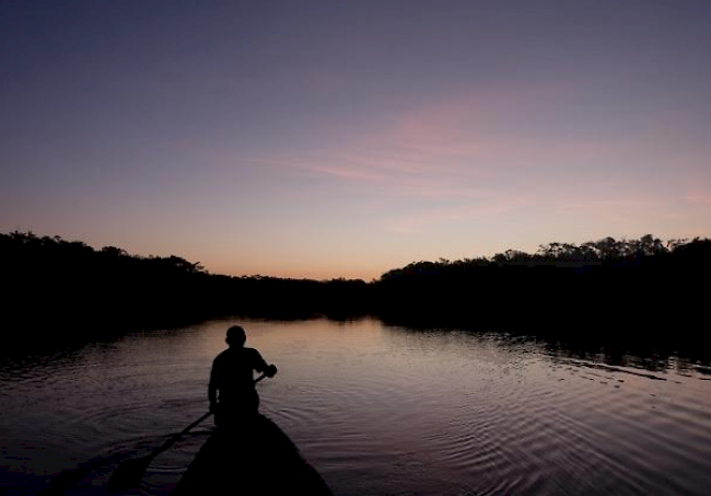 Giulia, 17, ist Schülerin am Kollegium und verbringt zur Zeit ein Austauschjahr in Ecuador, Südamerika: Abendliche Stimmung im Amazonas