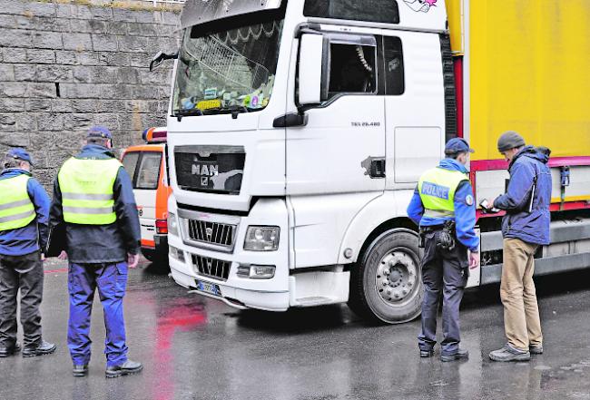 Gestoppt. Am Zoll in Gondo wurde der betrunkene Chauffeur am Lenkrad eines Sattelschleppers aus dem Verkehr gezogen.  