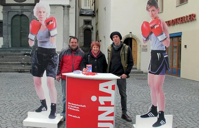 Vertreter der Unia-Oberwallis auf dem Sebastiansplatz.