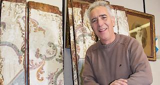 Roland Lochmatter vor historischen Deckenelementen in seinem Rarner Atelier.