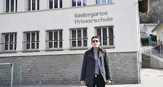 Gemeinderat Michael Kreuzer vor der Schule Eyholz: &laquo;Sind hocherfreut &uuml;ber den Entscheid.&raquo;