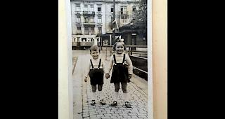 &laquo;Zusammen mit meinem Bruder Alban. Ich bin drei-, Alban zweij&auml;hrig.&raquo;