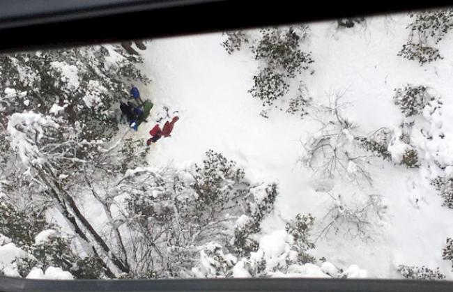 Trotz dichtem Dschungel entdeckten die Air-Zermatt-Piloten eine Gruppe winkender Menschen.