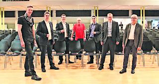 Einen Schritt voraus. Von links: Bernhard Rieder, OCOM AG; Nicolas Mengis, VR-Pr&auml;sident Mengis-Gruppe; Janick Mischler, Projektleiter Swiss Post; Ignaz Andres, OCOM AG; Andrea Marrazzo, Projektleiter Swiss Post; Karlheinz Fux, Vorsitzender der Bankleitung der Raiffeisenbank Mischabel-Matterhorn, und Beat Ruppen, Gesch&auml;ftsf&uuml;hrer UNESCO-Welterbe Swiss Alps Jungfrau-Aletsch.  