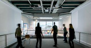 Mehrere Personen testen die Walliser Erdbebenplattform der HES-SO.