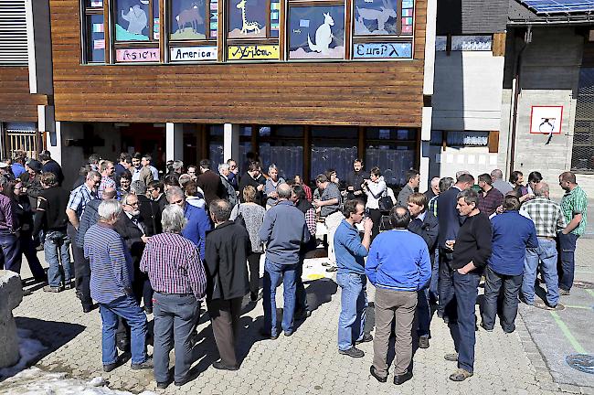 Nach dem offiziellen Teil in der Mehrzweckhalle Törbel gabs im Freien einen Apéro.