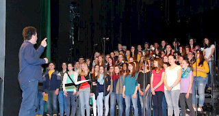 150 OS-Sch&uuml;ler stehen gemeinsam auf der B&uuml;hne.