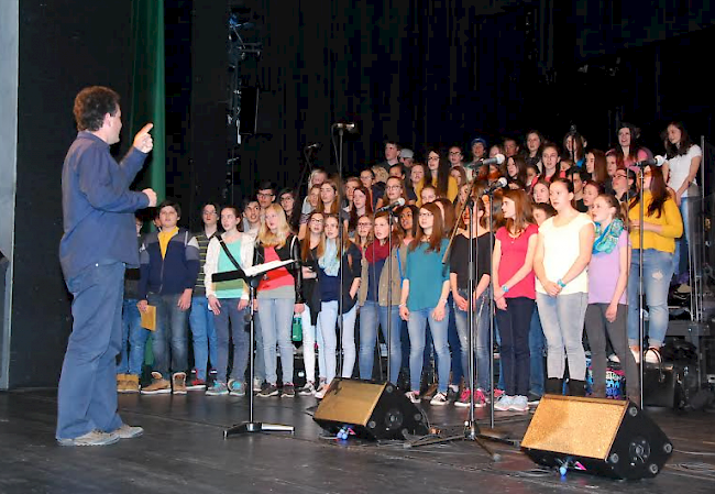 150 OS-Schüler stehen gemeinsam auf der Bühne.