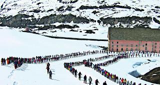 Die traditionelle Karfreitagsprozession auf dem Simplon. Der hochalpine Kreuzweg f&uuml;hrt vom Hospiz auf der Passh&ouml;he in einem rund zweist&uuml;ndigen Aufstieg bis zum Kreuzfelsen unter dem H&uuml;bschhorn. 