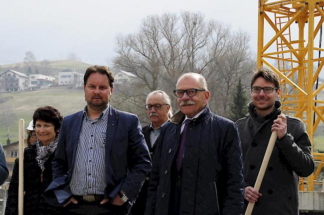 Stadtrat Patrick Amoos und Stadtpräsident Louis Ursprung sowie Stadtarchitekt Roland Imhof (vorne von links). Hinten Stadträtin Lucia Näfen und Stadtrat Karl Schmidhalter.