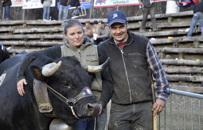 Martina Schild und Claudio Borra posieren mit «Lava» fürs Siegerfoto vom vergangenen Sonntag in der Goler-Arena.