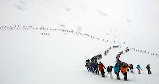Geordnet gehts in Stille und innerer Betrachtung den Weg hinauf.