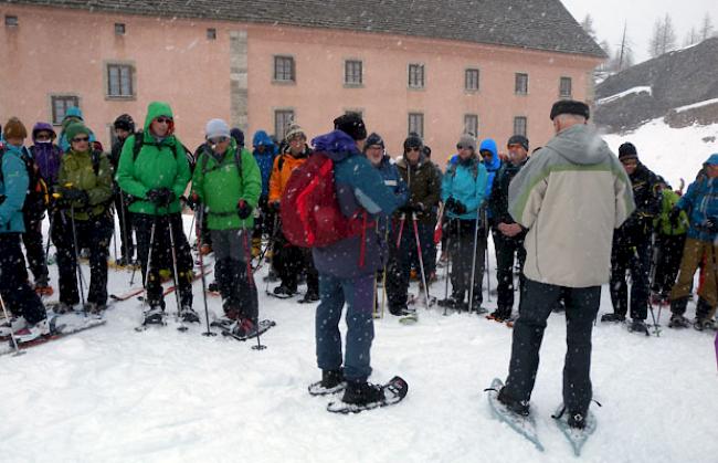 Start zum Kreuzweg bei Schneegestöber auf dem Simplon-Hospiz.