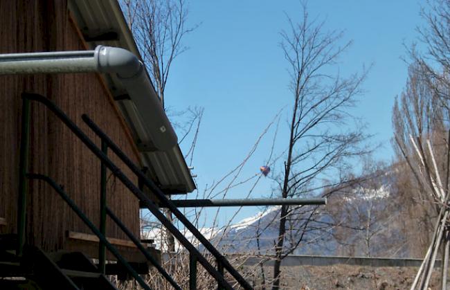 «Der dritte Ballon, dunkel mit Spiralstreifen, war auch einen Moment tiefer, ist dann wieder gestiegen und mit dem weissen zusammen weiter westwärts geflogen.»