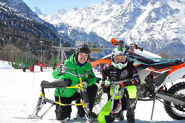 Björn Walter (links) und Randy Krummenacher vor der Bergkulisse Grächens.