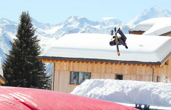 59 Personen nahmen am Bag Jump Contest auf der Bettmeralp teil.