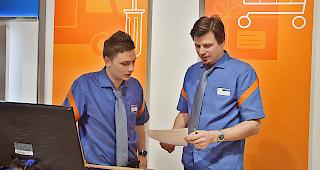 Lernender Alen Mazalovic (l.) im Gespr&auml;ch mit seinem Lehrmeister Daniel Karlen.