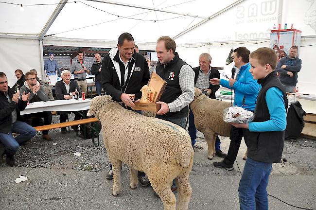 Josef Werlen (links) nimmt mit von Fabian Schwery die Trophäe für den Widder Bond entgegen.