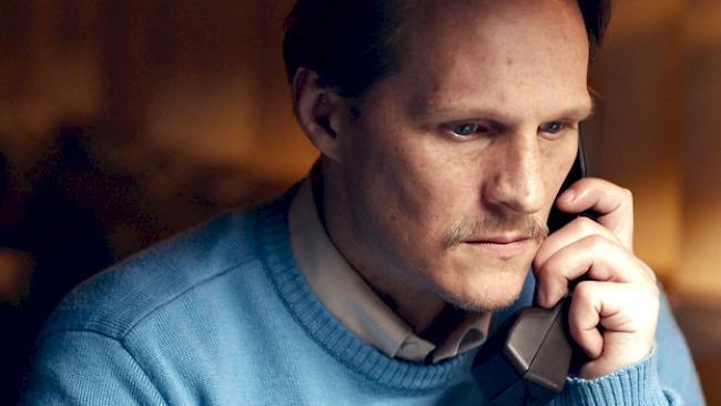 Aloys verhält sich der geheimnisvollen Anruferin gegenüber distanziert. Aber nur anfangs. Dann verliebt er sich in sie.