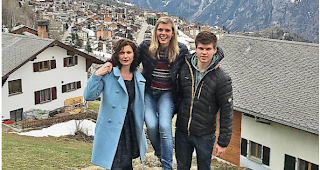Auf H&auml;nden getragen: Valerie mit Mutter Petra und Bruder Tobias.