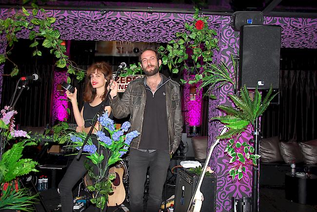 Sängerin Yael Shoshana Cohen und Gitarrist Gil Landau vor ihrem gestrigen Auftritt im "Pink".