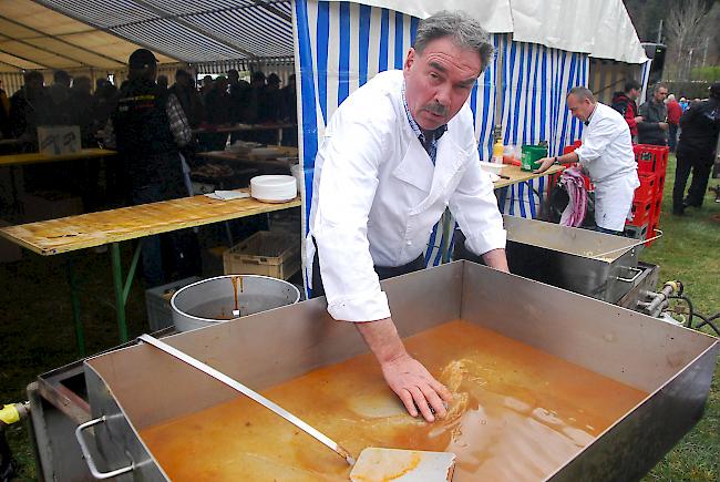 ihrem Kollegen Marco Imhof aus Naters beim Putzen zuzusehen.