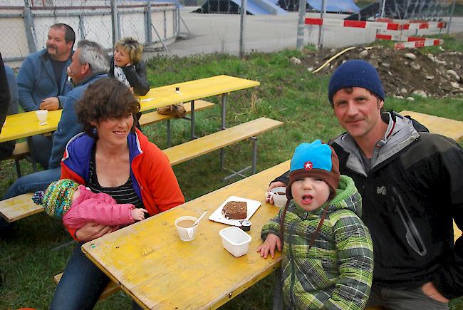 Von links: Anina mit Zoe Schmidhauser auf dem Arm und Thomas Ninck mit Marcus Schmidhauser auf dem Schoss.