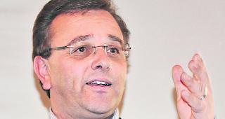 In den Startl&ouml;chern. Roberto Schmidt ...