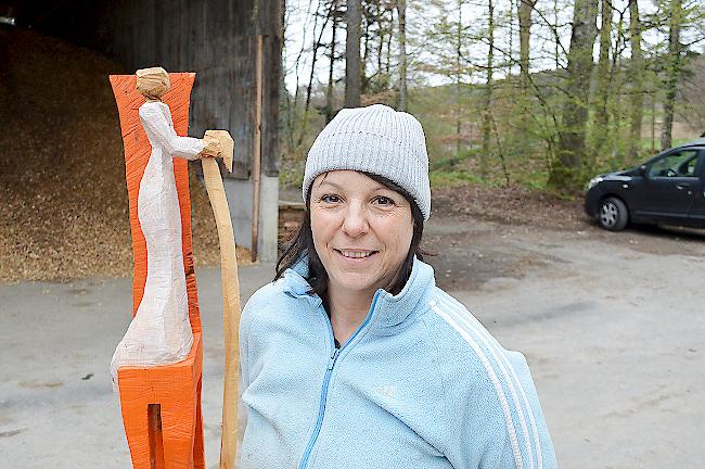 Patricia Zenklusen mit einer ihrer Figuren.