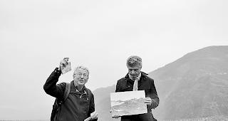 Lac de Tseuzier. Bruno Sch&auml;dler (links) pr&auml;sentiert den Exkursionsf&uuml;hrer &uuml;ber das Plaine-Morte-Gebiet und den Lac de Tseuzier. Rechts: Matthias Probst.  