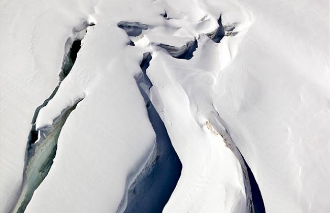 Beim Abstieg auf der Nordseite des Piz Palü war der Mann in eine Gletscherspalte gestürzt. (Symbolbild)