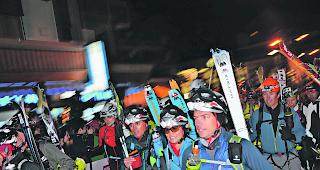 Startschuss. Pippa Middleton (Mitte) startete gestern, wie etliche andere Teams auch, um 22.00 Uhr die Patrouille des Glaciers. Mit ihr im Team sind der Abenteurer und L&auml;ufer Tarquin Cooper (rechts) und der Marineveteran und Athletentrainer Bernie Shrosbree.  
