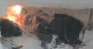 Enge Platzverh&auml;ltnisse. In diesem Schneeloch auf dem Studergletscher verbrachten die zwei Verletzten mit zwei Rettern die Nacht vom Sonntag auf den Montag.