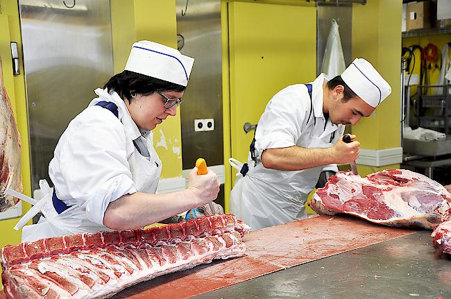 Sabrina Locher (l.) und Julien Gillioz, die Lernenden der Metzgerei Pfammatter.