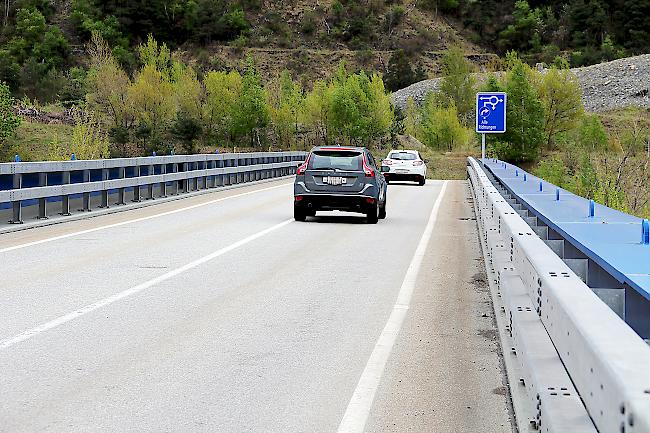 Nicht immer halten sich die Automobilisten an das Verkehrsschild und biegen an der folgenden Kreuzung direkt nach links ab.