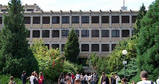 Das 1978 erbaute Kollegium Les Creusets in Sitten wird derzeit renoviert. Sch&uuml;ler und Lehrer profitieren von mehr Arbeitskomfort.